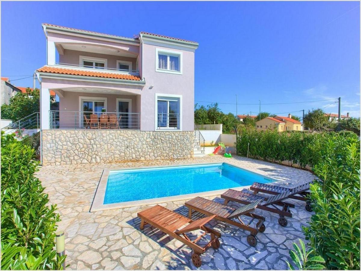 Villa mit 4 Schlafzimmern und Pool